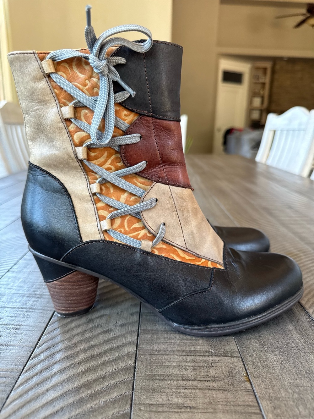 L'Artiste by Spring Step Lace-Up Leather Multicolor Booties Women’s Size 9 (40)